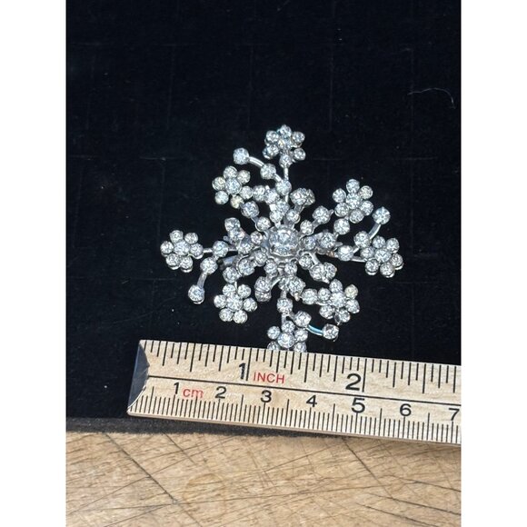Vintage Snowflake Brooch Pin With Clear Rhinestones - Picture 5 of 7